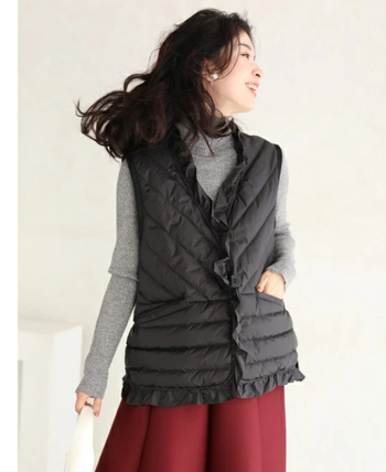 Pulover bez rukava s punom od pamuka i ovčije kože kao sekundarnim materijalom, dugačkog kroja, glavni materijal 90-95% pamuka.