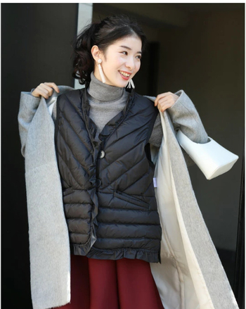 Pulover bez rukava s punom od pamuka i ovčije kože kao sekundarnim materijalom, dugačkog kroja, glavni materijal 90-95% pamuka.