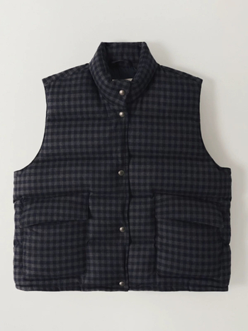 Vuneni prsluk s kariranim uzorkom i stojećim ovratnikom, punjen bijelim gusjim perjem, 90–95% vune, zima 2024