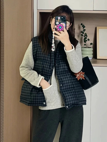 Vuneni prsluk s kariranim uzorkom i stojećim ovratnikom, punjen bijelim gusjim perjem, 90–95% vune, zima 2024