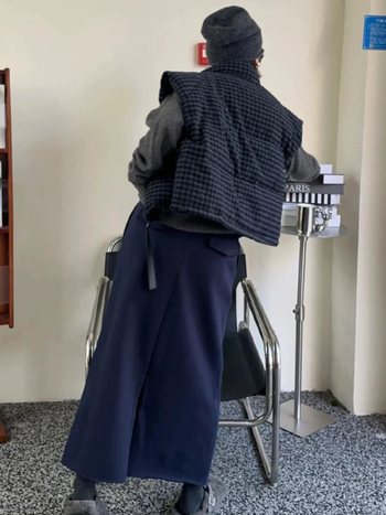 Vuneni prsluk s kariranim uzorkom i stojećim ovratnikom, punjen bijelim gusjim perjem, 90–95% vune, zima 2024