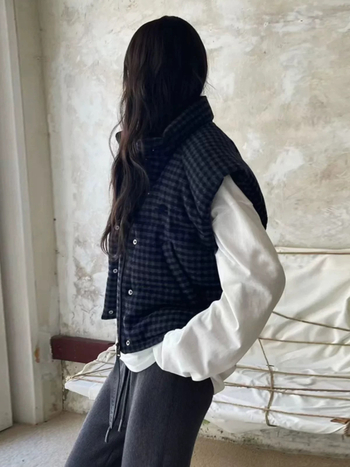 Vuneni prsluk s kariranim uzorkom i stojećim ovratnikom, punjen bijelim gusjim perjem, 90–95% vune, zima 2024