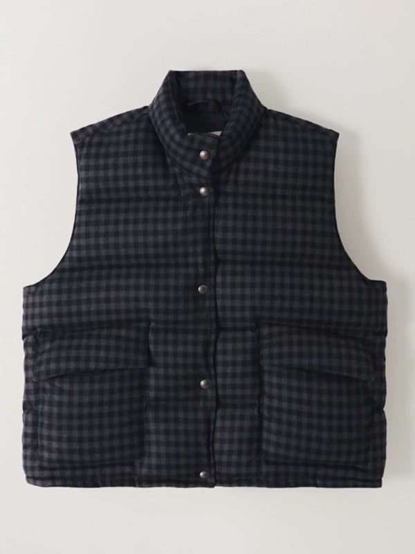 Vuneni prsluk s kariranim uzorkom i stojećim ovratnikom, punjen bijelim gusjim perjem, 90–95% vune, zima 2024