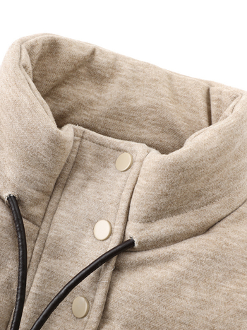 Ženski down vest sa stojećim ovratnikom i zatvaračem, srednje debljine, poliester tkanina, punilo bijelo patka perje 86–90%