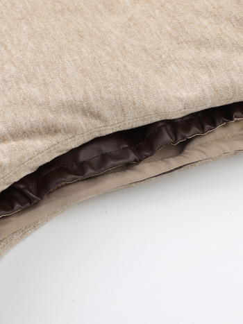 Ženski down vest sa stojećim ovratnikom i zatvaračem, srednje debljine, poliester tkanina, punilo bijelo patka perje 86–90%