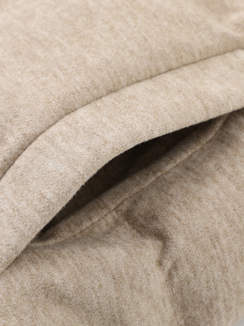 Ženski down vest sa stojećim ovratnikom i zatvaračem, srednje debljine, poliester tkanina, punilo bijelo patka perje 86–90%