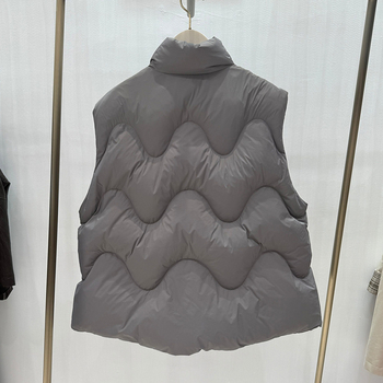 Női ujjatlan pehelyes mellény, álló gallér, poliészter, 66–70% fehér kacsa pehely töltés, cipzár, téli 2025