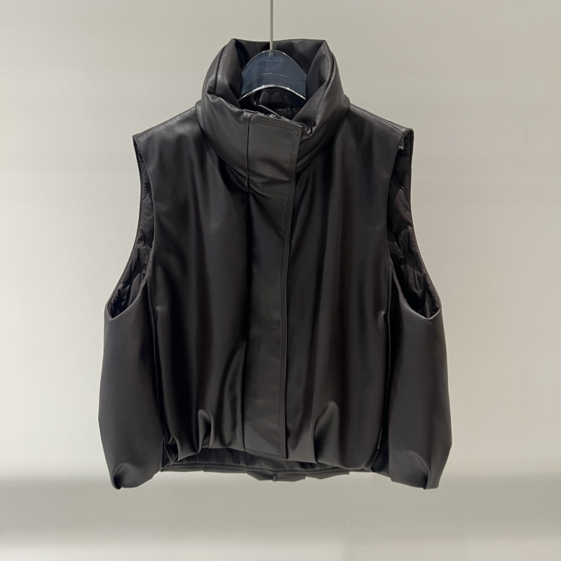 Ženski down vest, PU vanjski dio, bijeli gusji per 86–90%, punjenje 51–100 g, stojeći ovratnik, bez rukava