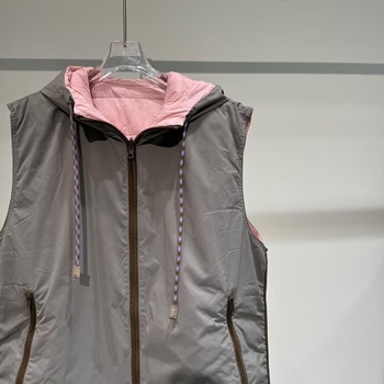 Ženska dvostrano lagana vest s kapuljom i zatvaračem, slobodnog kroja; sadržaj perja 86–90% bijelog patka perja; glavna tkanina poliester s elastanom