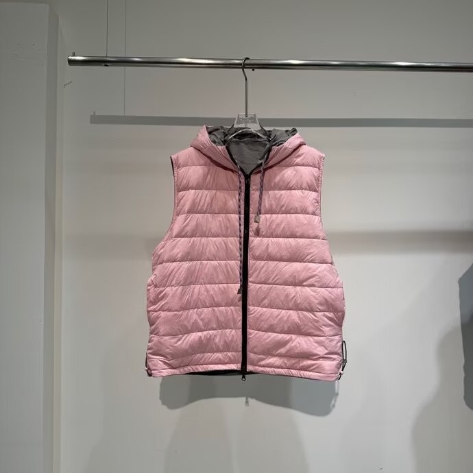 Ženska dvostrano lagana vest s kapuljom i zatvaračem, slobodnog kroja; sadržaj perja 86–90% bijelog patka perja; glavna tkanina poliester s elastanom