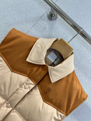 Ženska down vest jakna s reverom, 76–80% bijelo patka perje, srednja debljina, kopčanje na jedno red, srednja dužina (50–65 cm), Zima 2025
