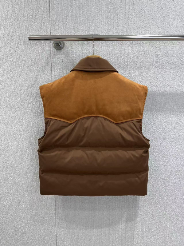Ženska down vest jakna s reverom, 76–80% bijelo patka perje, srednja debljina, kopčanje na jedno red, srednja dužina (50–65 cm), Zima 2025