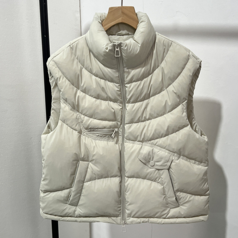 Vesta s perjem od bijele patke, stojeći ovratnik, prednji ziper, uski kroj, proljeće 2025
