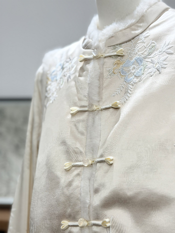 Ženska vesta u kineskom stilu s izvezanim cvjetnim motivom, stojeći ovratnik, prednje kopčanje s kopčama