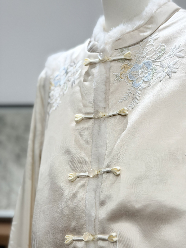 Ženska vesta u kineskom stilu s izvezanim cvjetnim motivom, stojeći ovratnik, prednje kopčanje s kopčama