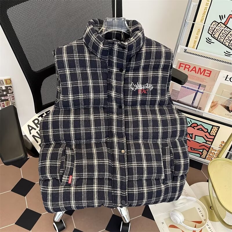 Koreai stílusú kockás ujjatlan mellény poliészter külsővel, pamut töltéssel, álló gallér, kényelmes szabás, téli modell 2025