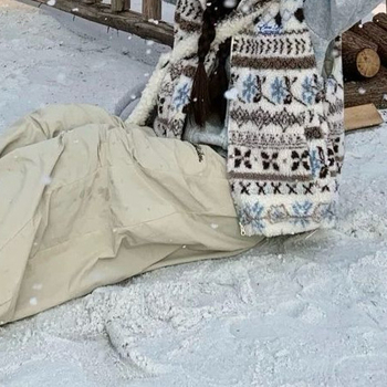 Ženski prsluk: ovčja vuna, viskoza-poliester smjesa, V izrez, duljina 50–65 cm, proljeće 2025