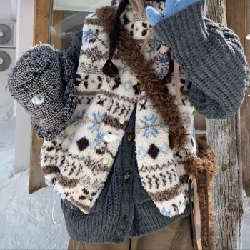 Ženski prsluk: ovčja vuna, viskoza-poliester smjesa, V izrez, duljina 50–65 cm, proljeće 2025