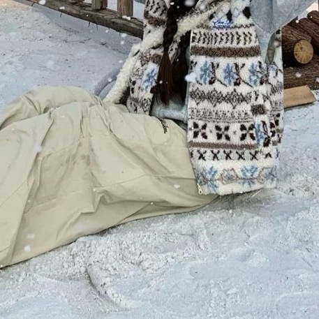 Ženski prsluk: ovčja vuna, viskoza-poliester smjesa, V izrez, duljina 50–65 cm, proljeće 2025