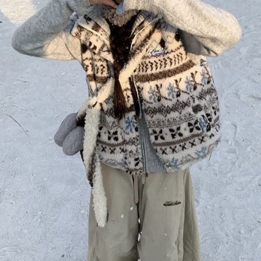 Ženski prsluk: ovčja vuna, viskoza-poliester smjesa, V izrez, duljina 50–65 cm, proljeće 2025