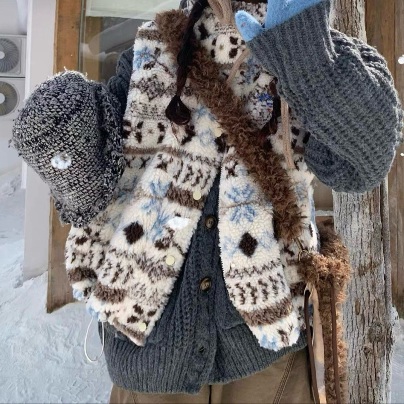 Ženski prsluk: ovčja vuna, viskoza-poliester smjesa, V izrez, duljina 50–65 cm, proljeće 2025