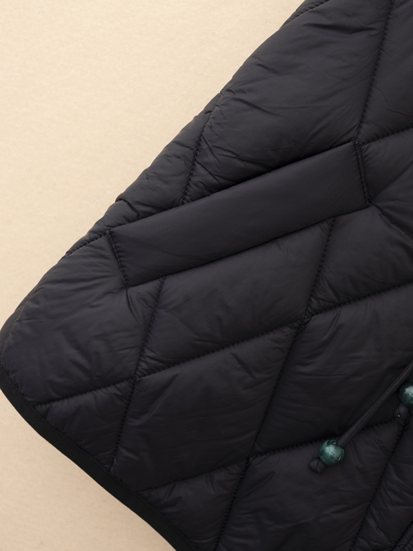 Pamut mellény V-nyakú, gyémánt háló mintás, töltet selyemhez hasonló szálakkal, poliészter szövet, szabad szabású