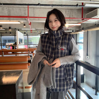 Női ujj nélküli pamut mellény kockás mintával, laza szabás, külső poliészter szövet, pamut töltet, álló gallér.