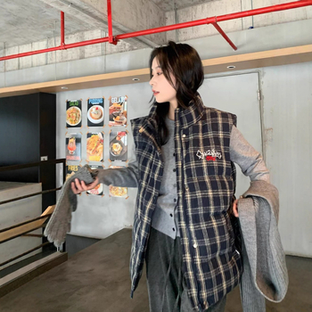 Női ujj nélküli pamut mellény kockás mintával, laza szabás, külső poliészter szövet, pamut töltet, álló gallér.