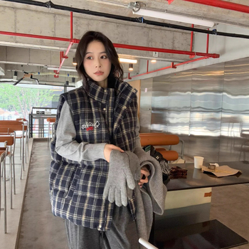 Női ujj nélküli pamut mellény kockás mintával, laza szabás, külső poliészter szövet, pamut töltet, álló gallér.