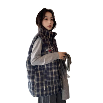 Női ujj nélküli pamut mellény kockás mintával, laza szabás, külső poliészter szövet, pamut töltet, álló gallér.