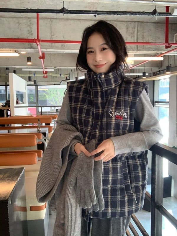 Női ujj nélküli pamut mellény kockás mintával, laza szabás, külső poliészter szövet, pamut töltet, álló gallér.