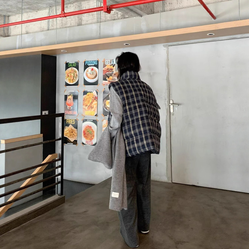 Női ujj nélküli pamut mellény kockás mintával, laza szabás, külső poliészter szövet, pamut töltet, álló gallér.