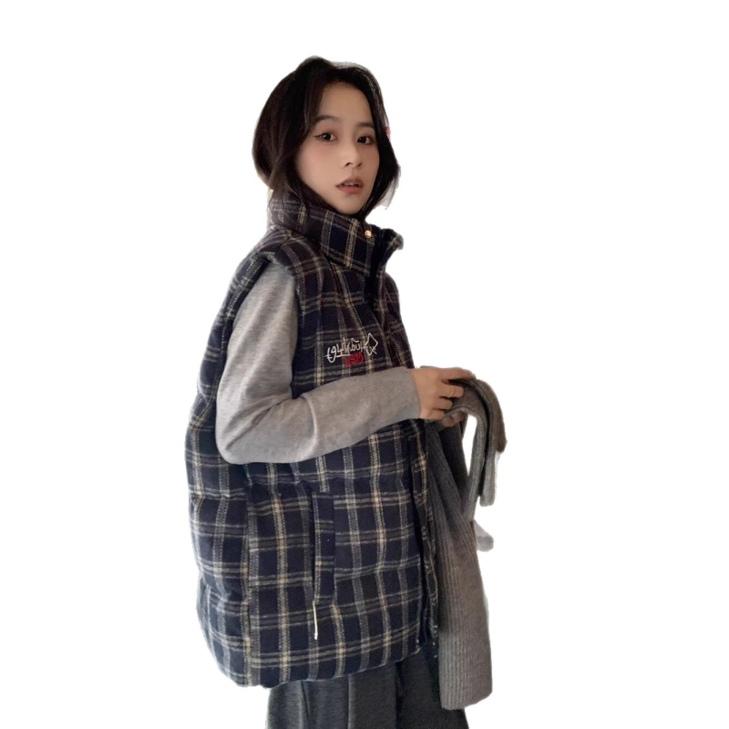 Női ujj nélküli pamut mellény kockás mintával, laza szabás, külső poliészter szövet, pamut töltet, álló gallér.