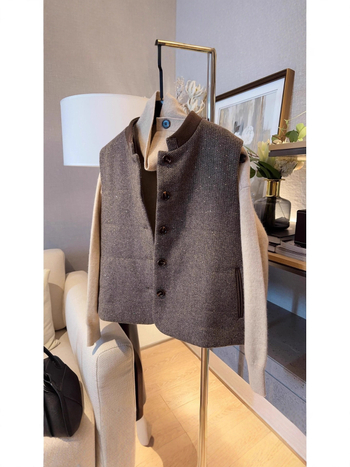 Ženski bezrukavni vuneni prsluk, šiven s stojećim ovratnikom, šljokice, punilo od imitacije svile-pamuka, jednostruko kopčanje, za žene — zima 2025