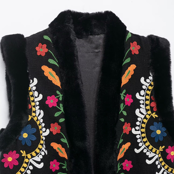 Hímzett nercmellény steppelt kivitelben, nyitott gallérral, kínai stílus, virágos mintázat, tél 2025