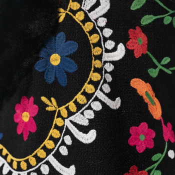 Hímzett nercmellény steppelt kivitelben, nyitott gallérral, kínai stílus, virágos mintázat, tél 2025