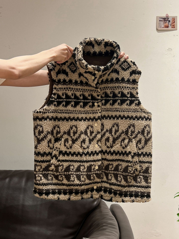 Ženska vesta od janjeće vune, prešivana, sa stojećim ovratnikom, geometrijski uzorak, ziper