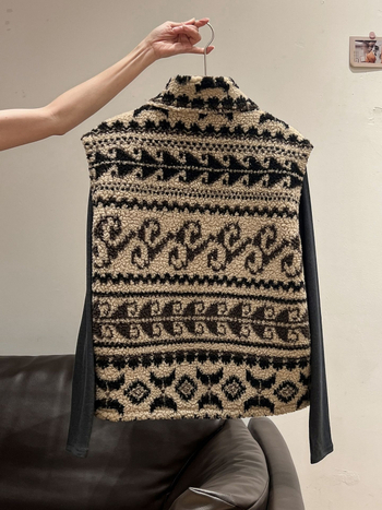 Ženska vesta od janjeće vune, prešivana, sa stojećim ovratnikom, geometrijski uzorak, ziper