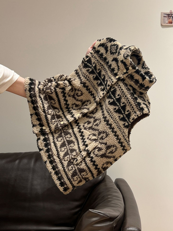 Ženska vesta od janjeće vune, prešivana, sa stojećim ovratnikom, geometrijski uzorak, ziper