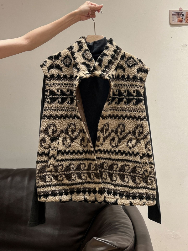 Ženska vesta od janjeće vune, prešivana, sa stojećim ovratnikom, geometrijski uzorak, ziper