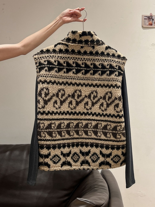 Ženska vesta od janjeće vune, prešivana, sa stojećim ovratnikom, geometrijski uzorak, ziper