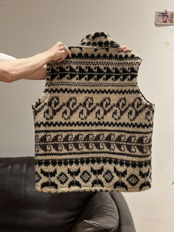 Ženska vesta od janjeće vune, prešivana, sa stojećim ovratnikom, geometrijski uzorak, ziper