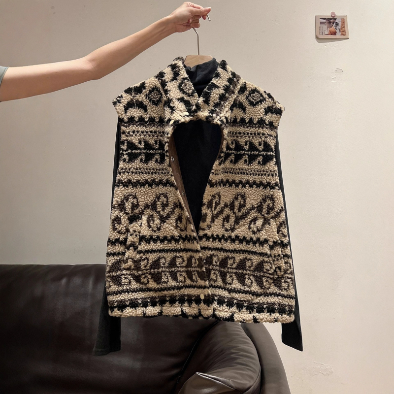 Ženska vesta od janjeće vune, prešivana, sa stojećim ovratnikom, geometrijski uzorak, ziper