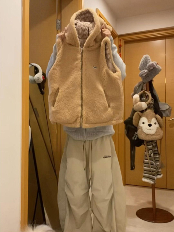 Ženski quiltani prsluk s pamukom punjenjem, kapuljačom, stil cardigan, uski kroj, srednja duljina 50–65 cm, zatvarač, zima 2025