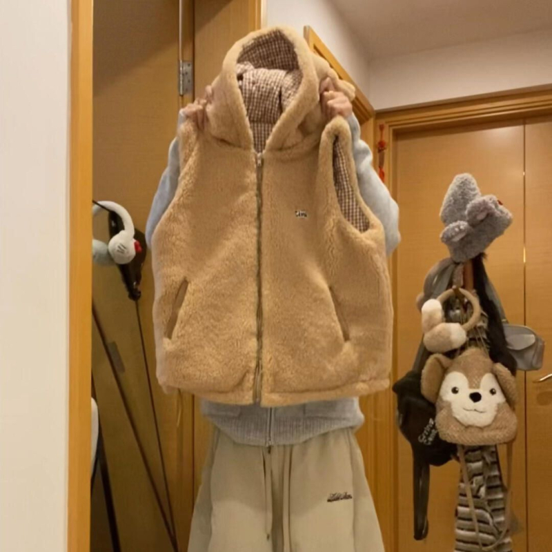 Ženski quiltani prsluk s pamukom punjenjem, kapuljačom, stil cardigan, uski kroj, srednja duljina 50–65 cm, zatvarač, zima 2025