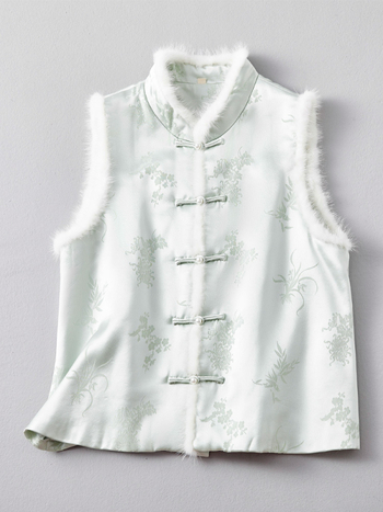 Vesta u stilu Hanfu sa stojećim ovratnikom, podstavljena mink krznom, jacquard satin acetatnog materijala, smjesa triacetata i poliestera