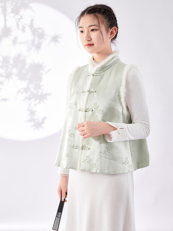 Vesta u stilu Hanfu sa stojećim ovratnikom, podstavljena mink krznom, jacquard satin acetatnog materijala, smjesa triacetata i poliestera