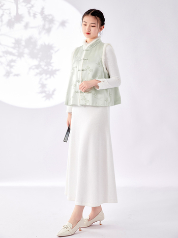 Vesta u stilu Hanfu sa stojećim ovratnikom, podstavljena mink krznom, jacquard satin acetatnog materijala, smjesa triacetata i poliestera