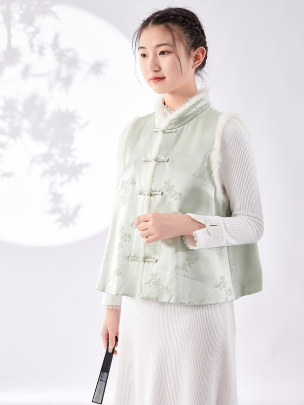 Vesta u stilu Hanfu sa stojećim ovratnikom, podstavljena mink krznom, jacquard satin acetatnog materijala, smjesa triacetata i poliestera