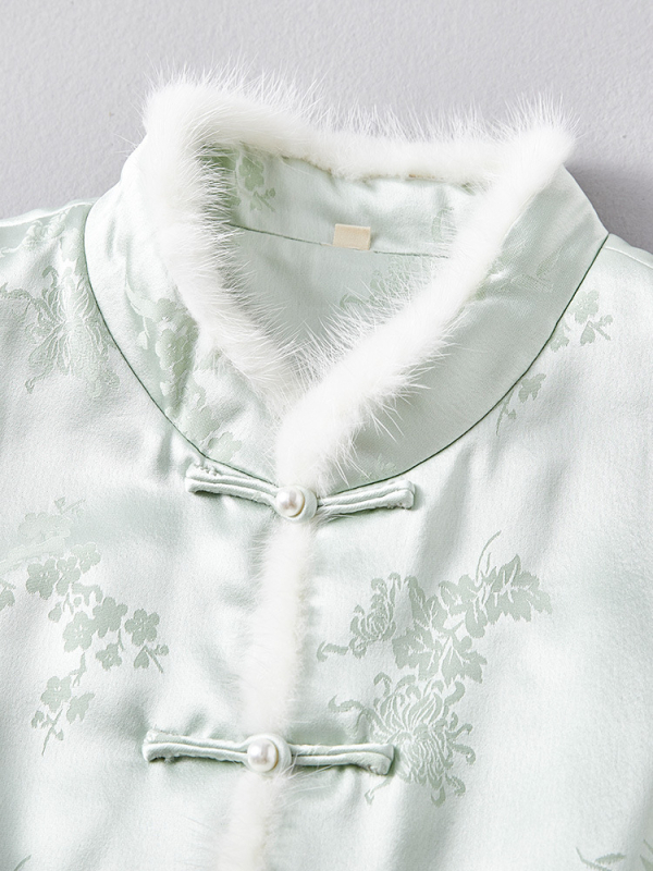 Vesta u stilu Hanfu sa stojećim ovratnikom, podstavljena mink krznom, jacquard satin acetatnog materijala, smjesa triacetata i poliestera